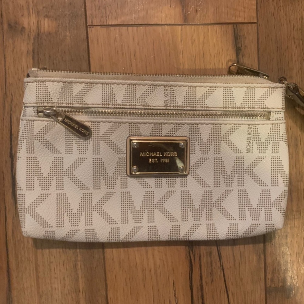 Michael kors wristlet